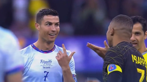 Cristiano Ronaldo mostra a face onde levou um soco... e acaba a rir com Mbappé