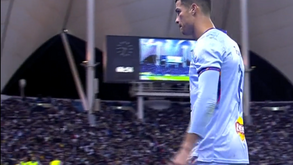 Cristiano Ronaldo muito aplaudido à saída após estreia com bis: português cumprimentou todo o banco
