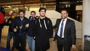 As imagens da chegada de Gonçalo Guedes a Lisboa para reforçar o Benfica