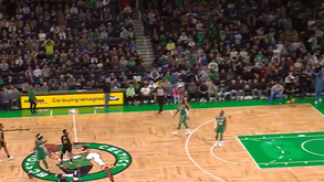 Mais um lançamento 'absurdo' de Steph Curry: encestou antes do meio-campo em casa dos Celtics!
