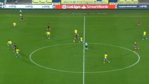 Avançado do Mirandés apanhou todos desprevenidos e fez golaço do meio-campo