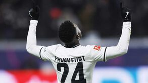 Aurélio Buta estreia-se na Bundesliga com golo na vitória do Eintracht Frankfurt