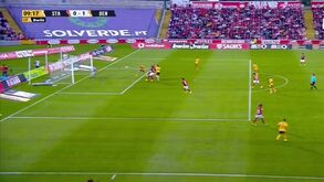 Aursnes quebrou resistência do Santa Clara bem cedo: veja o primeiro golo do Benfica