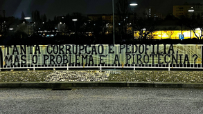 APDA contesta lei anti-pirotecnia com dezenas tarjas: «Tanta corrupção e pedofilia...»
