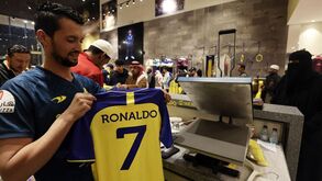Que nem pãezinhos quentes: loja oficial do Al Nassr vende 400 camisolas de Ronaldo por dia