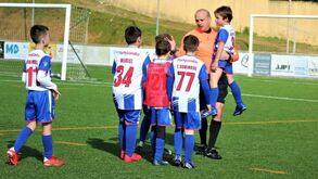 Sub-10: Árbitro conforta jogadores do FC Lixa após derrota com o FC Lagares