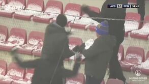 Jogo na Rep. Checa marcado por batalha de... bolas de neve