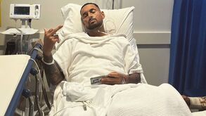 Kyrgios igual a si próprio: sai de cirurgia e mostra o dedo do meio