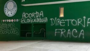 Adeptos do Palmeiras deixam mensagens nas paredes do clube após empate com o São Paulo