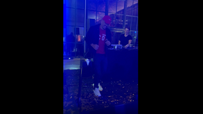 «Quem sabe, sabe»: Gilberto dá 'show' de samba na festa de aniversário de João Mário