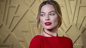 A impressionante coleção de automóveis de Margot Robbie