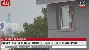 Vizinho salva bebé que caminhava no parapeito de uma janela no segundo andar de um prédio