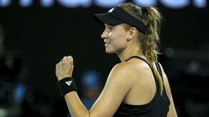Elena Rybakina nas meia-finais do Open da Austrália após derrotar Jelena Ostapenko
