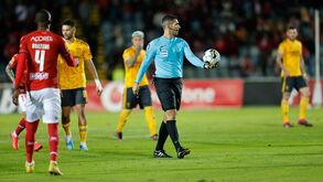 Vice do Conselho de Arbitragem de Santarém chama artista ao árbitro do Santa Clara-Benfica