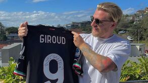 Um mês depois, internacional australiano finalmente recebeu a camisola de Giroud