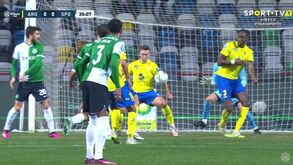 Arouca-Sporting: leões pediram penálti neste lance mas árbitro mandou jogar