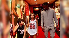 NBA: Jovem viajou da Argentina para ver Jimmy Butler, apanhou desilusão inicial mas acabou a sorrir