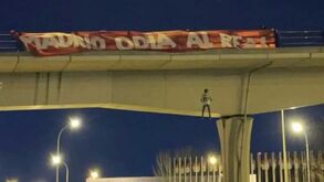 Ultras do At. Madrid deixam mensagem de ódio ao Real e penduram boneco de Vinícius Jr... pelo pescoço