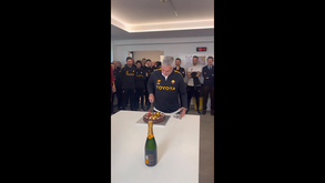 Mourinho teve direito a bolo no balneário da Roma mas só distribuiu... uma fatia