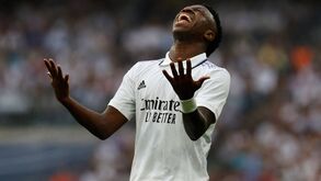Real Madrid e as tarjas dos adeptos do Atlético: «Repugnante ato de racismo, xenofobia e ódio»