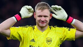 Sem medos e sem dores: Guarda-redes do Arsenal joga com dedo partido desde o Mundial