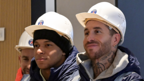 As imagens que geram risos em França: Mbappé, Neymar e Messi com capacetes de operário