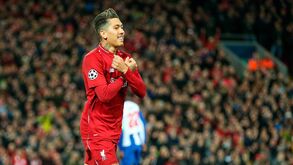 Kluivert aconselha Firmino ao Barcelona mas Klopp não quer perder o seu 'maestro'