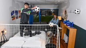 Quarto de luxo no estádio: cama no camarote