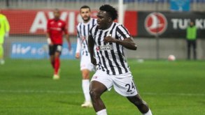 Lawal foi inscrito e chega hoje