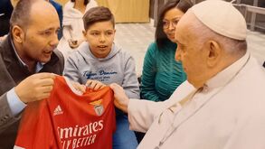 Papa Francisco recebe camisola do Benfica autografada por Enzo e Otamendi