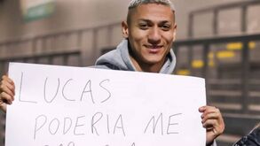 Lucas Moura joga nos sub-21 do Tottenham e Richalison aparece com cartaz: «Dá-me a tua camisola»