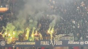 Tochas arremessadas pela Juve Leo caem na bancada dos adeptos do Sporting e atingem banco auxiliar leonino