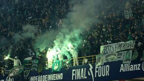 Ultras da Juve Leo lançaram tochas para cima dos adeptos... do Sporting