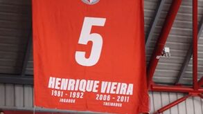 Homenagem emotiva na Luz: Benfica retira mítica camisola ‘5’ de Henrique Vieira