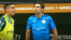 Abel Ferreira protestou decisão do árbitrou, pontapeou microfone e acabou expulso na Supertaça