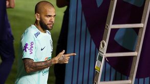 Dani Alves partilha cela com ex-segurança de Ronaldinho Gaúcho