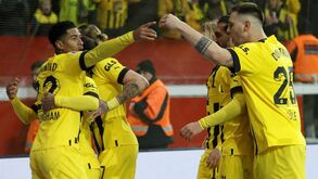 Borussia Dortmund vence em Leverkusen e sobe a lugar de Champions