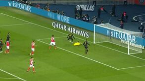 Simulou e depois picou a bola por cima do guarda-redes: o golo cheio de classe de Neymar