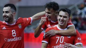 Jogadores do Benfica festejam com adeptos conquista da Taça da Liga de futsal
