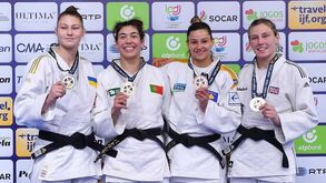 Patrícia Sampaio (2.ª à esquerda) com a medalha de ouro ao peito