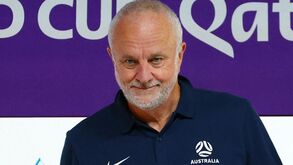 Graham Arnold prolonga contrato com seleção da Austrália até Mundial2026