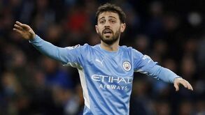 Bernardo Silva pressiona o Barcelona