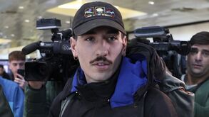 As imagens da chegada de Bellerín a Lisboa para assinar pelo Sporting