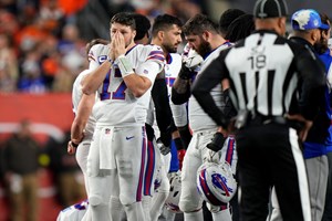 Jogador de futebol americano deixa estádio de ambulância após