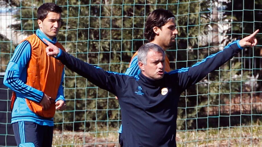 Nuri Sahin (primeiro a contar da esquerda) num treino com Mourinho