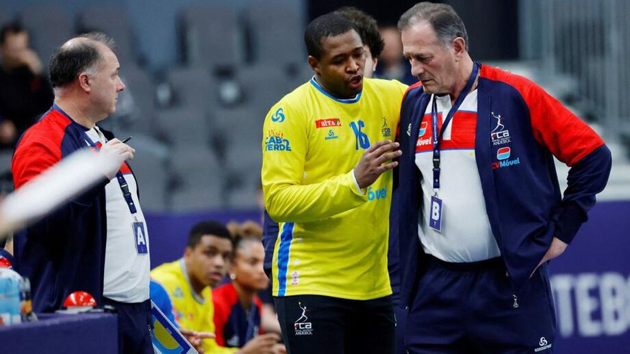 Ljubomir Obradovic a falar com o guarda-redes Edmilson Gonçalves