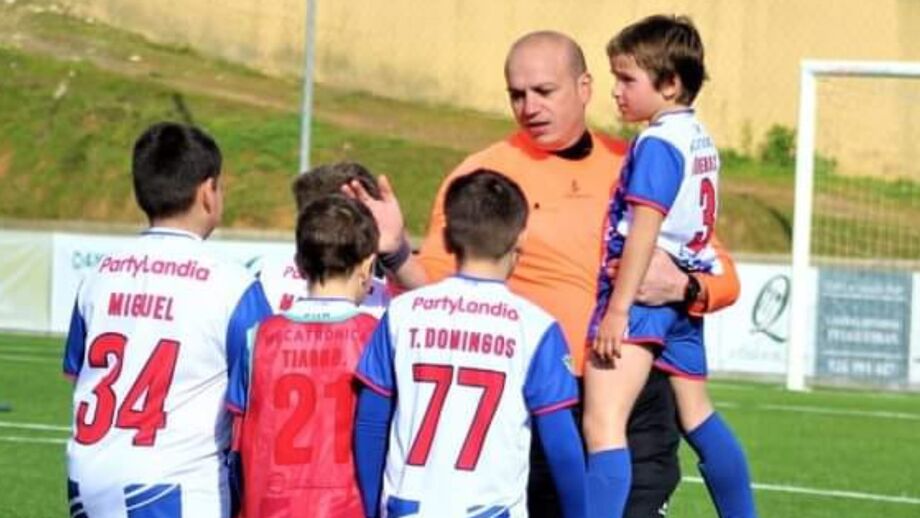 O momento em que o árbitro deu ânimo aos jogadores 