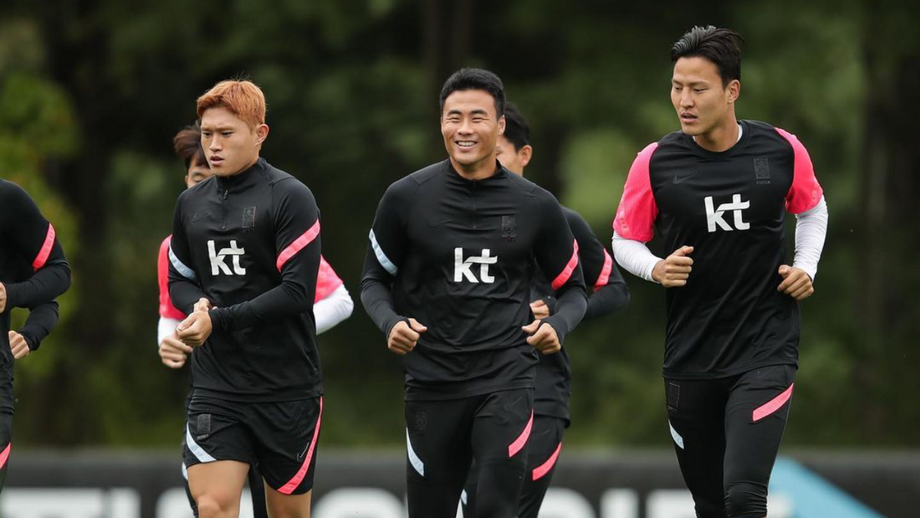 Park Ji-soo ao centro da imagem