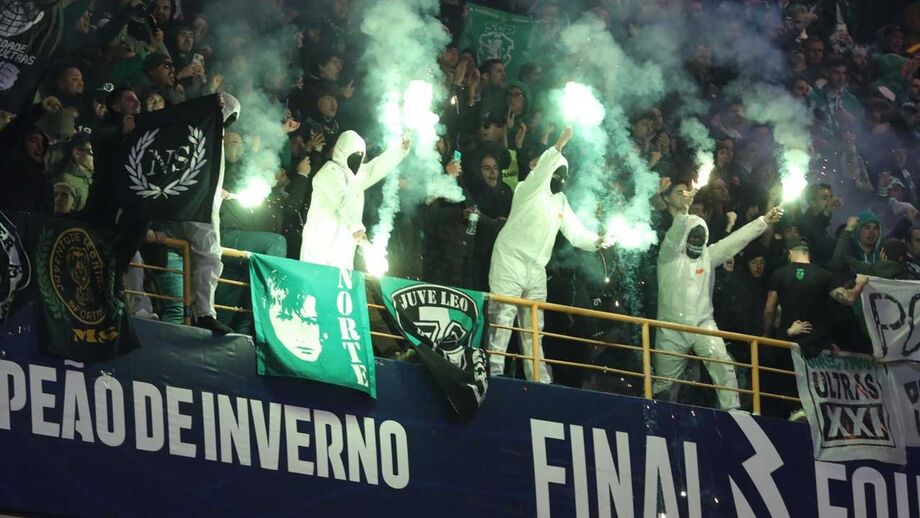 Tochas arremessadas pela Juve Leo acabaram por cair na bancada por baixo