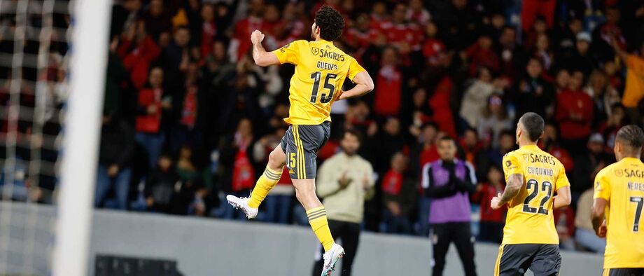 A crónica do Santa Clara-Benfica, 0-3: líder autoritário empolgou e geriu